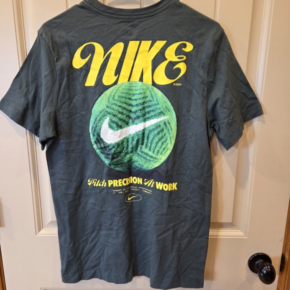 Nike Men's Small Pitch Precision Soccer Graphic T-Shirt in Dark Green New - Picture 7 of 11